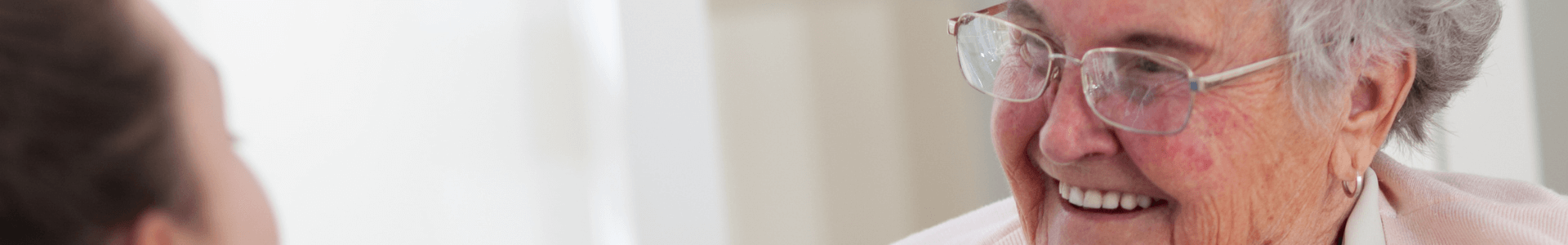 Seniorenbetreuung und Pflegedienst Wilmersdorf - Frau mit Brille lacht - Betreuung Betreuung in Ihrer Nähe Seniorenbetreuung und Pflegedienst Wilmersdorf - Frau mit Brille lacht - Betreuung Betreuung in Ihrer Nähe